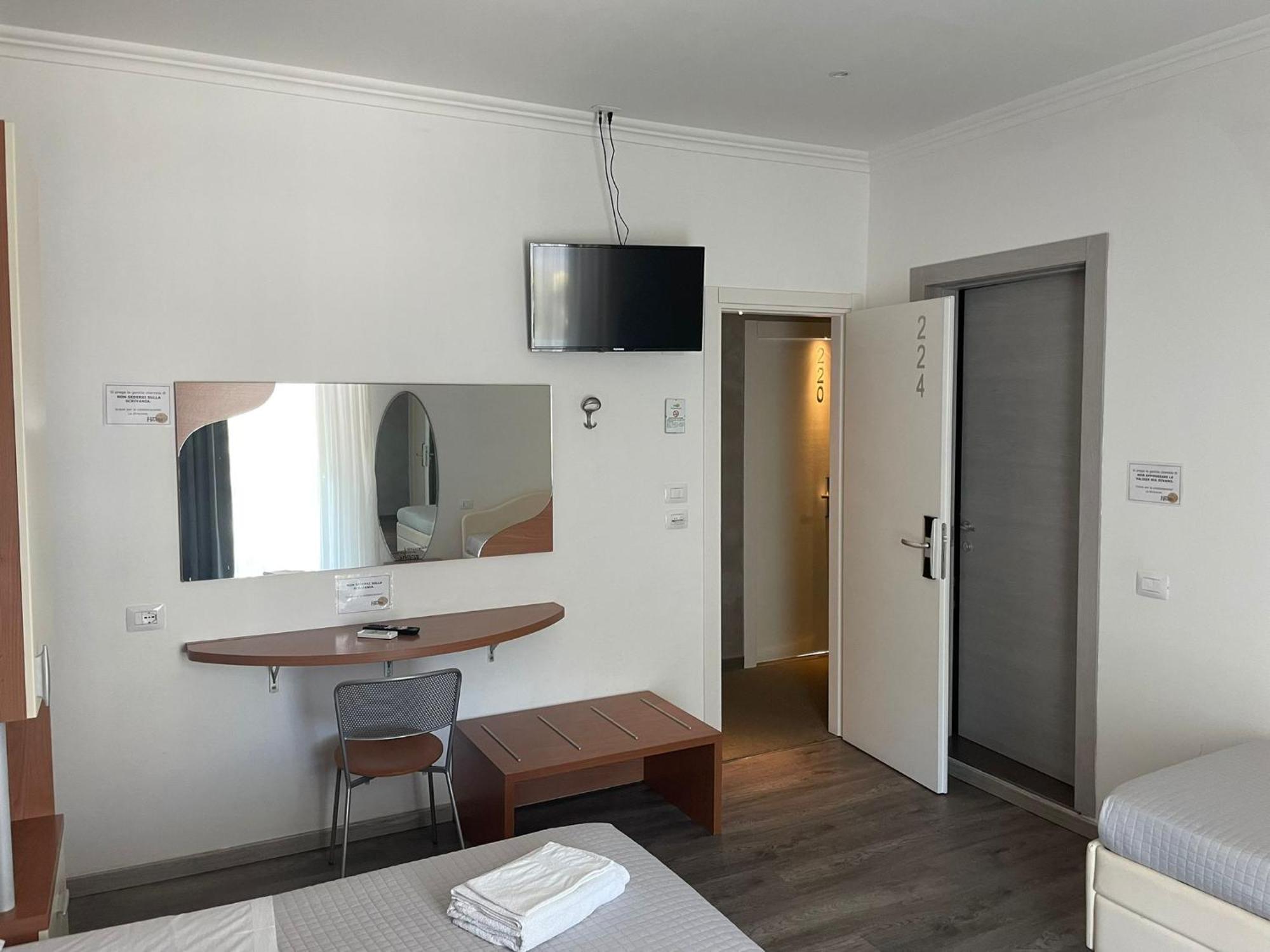 Hotel Hawaii Bed And Coffee Riccione Exterior photo