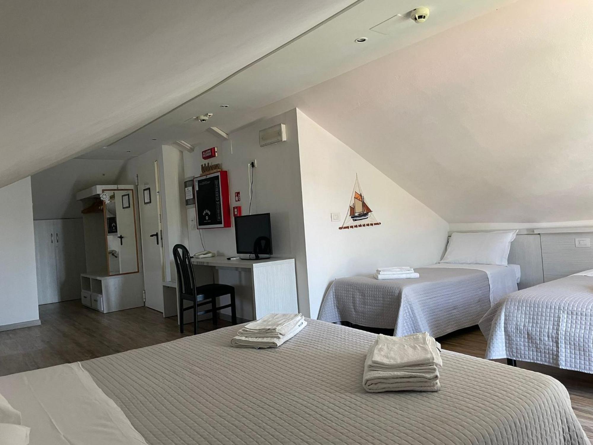 Hotel Hawaii Bed And Coffee Riccione Exterior photo