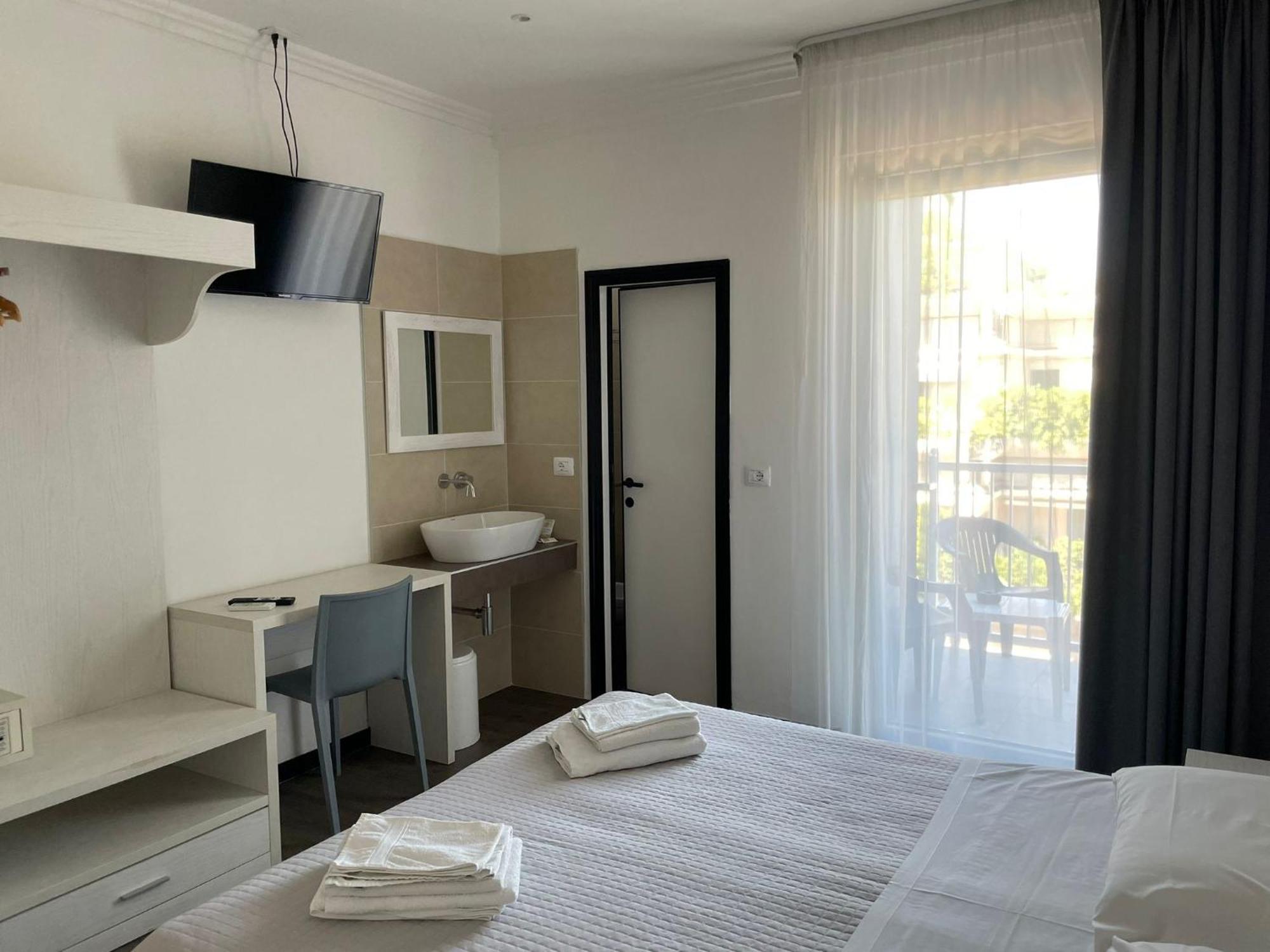 Hotel Hawaii Bed And Coffee Riccione Exterior photo